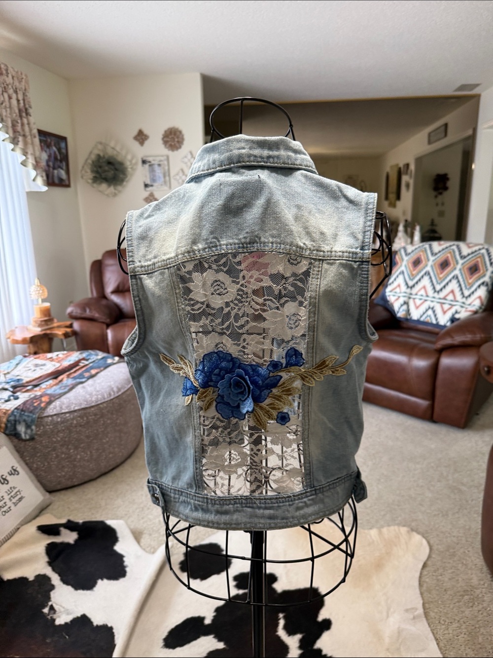 Ci Sono Light Blue Denim Vest with Floral Embroidery - Picture 4 of 5